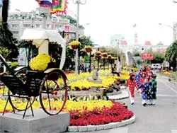 Đường hoa Nguyễn Huệ - Đá nảy lộc Xuân