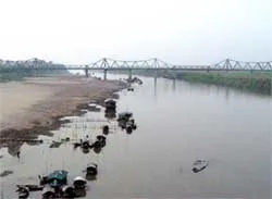 Nước sông Hồng tiếp tục cạn kiệt