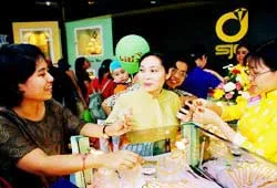 Giá vàng giảm mạnh xuống còn 1.056.000 đồng/chỉ