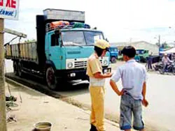 Lao xe tải đâm chết cảnh sát giao thông