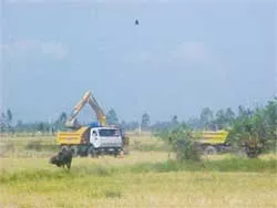 Đất mặt ruộng lại bị… “chảy máu”