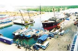 Cước cao, tàu “già”...