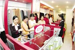 Đến Thái Tuấn mua hàng thời trang may sẵn