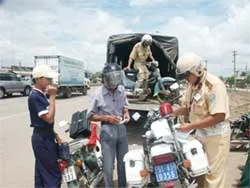 Xử phạt hơn 300 trường hợp không đội nón bảo hiểm