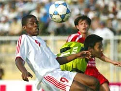 Các đội hạng nhất chỉ được đăng ký 3 và đưa ra sân 2 cầu thủ ảnh 1