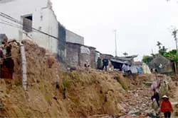 Sụp đất bất thường ven sông Hồng ảnh 2