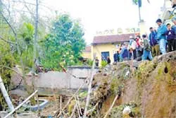 Sụp đất bất thường ven sông Hồng