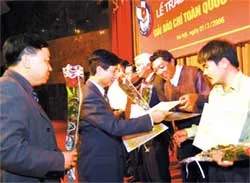 Trao giải báo chí toàn quốc 2005