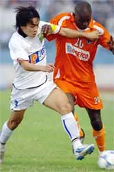 Quả bóng bạc Lê Công Vinh ghi bàn ảnh 1