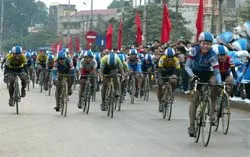 Võ thị phương phi mặc áo vàng đầu tiên ảnh 1