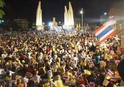 100.000 người biểu tình đòi Thủ tướng Thaksin từ chức