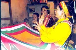 “Nướng” tiền cho đồng cô, đồng bóng