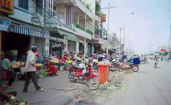 Chợ tự phát chiếm vỉa hè gây ô nhiễm môi trường