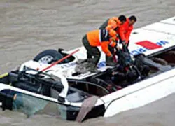 Xe buýt rơi xuống sông, 13 người chết