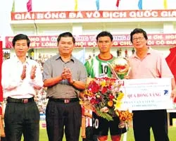 Đưa giải thưởng đến các chủ nhân ảnh 1