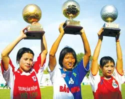 Đưa giải thưởng đến các chủ nhân ảnh 2