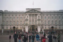 Số tiền nợ đủ để mua 9.000 cung Buckingham