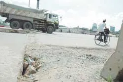 Đường dẫn vào cầu Văn Thánh 2 bị lõm