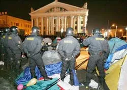 Bắt giữ 200 người phản đối kết quả bầu cử