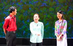 Xem kịch “Mùa bông điên điển”