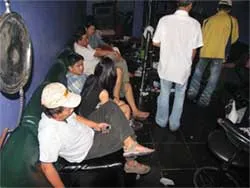 Phá “ổ lắc” trong quán bar GUNS N’ ROSE