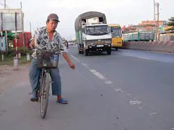 Người “điên” ra quốc lộ lượm đinh