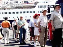 Gần 1 triệu du khách đến Việt Nam