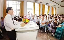 Lãnh đạo TPHCM đối thoại với công nhân ảnh 2