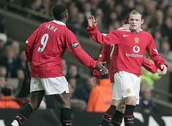 Manchester United “bắt cá hai tay” ảnh 1