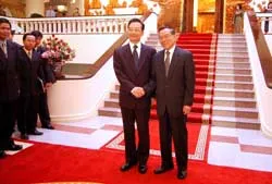 Nồng nhiệt chào đón Thủ tướng CHND Trung Hoa Ôn Gia Bảo ảnh 2