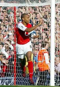 Arsenal tiếp tục chuỗi 49 trận bất bại