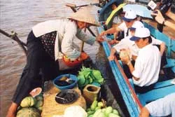 Chợ nổi Cái Bè {Tiền Giang)