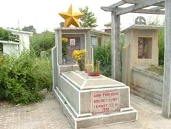 Viếng thăm mộ phần anh Trỗi ảnh 2