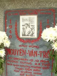 Viếng thăm mộ phần anh Trỗi