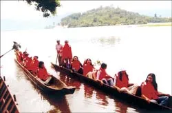 Lắc lư thuyền độc mộc trên hồ Lắk