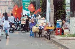 Hàng rong ngập đường