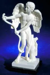 Hình một cậu bé có đôi cánh, cầm chiếc cung là ai?