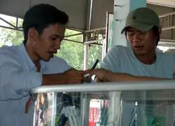 “Chơi” điện thoại di động ở ngoại thành