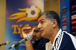 Giữa  Withe và Tavares ảnh 2