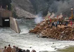 Chặn dòng sông trên công trình thủy điện A Vương