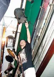 Hậu đài: những “nghệ sĩ” sau ánh đèn sân khấu