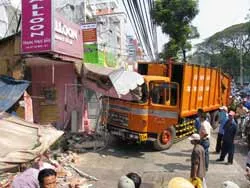 Xe chở rác mất thắng đụng sập một cửa hàng.