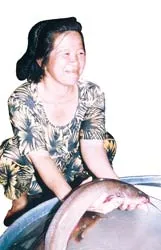 Săn cá ngát bằng...tay