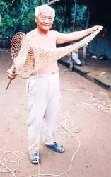 Săn cá ngát bằng...tay ảnh 2