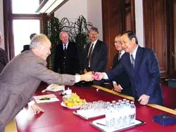 Cầu nối phát triển kinh tế và văn hóa