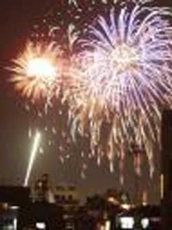 Tổ chức bắn pháo hoa nhân dịp Tết Nguyên đán Ất Dậu 2005