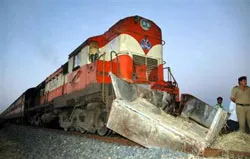 Xe lửa đụng máy kéo, 50 người chết