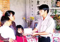 Trao tiền ủng hộ của bạn đọc Báo Sggp cho gia đình chị Sâm