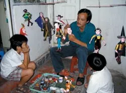 Mẩu giấy tráng bạc và niềm vui con trẻ…