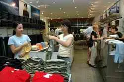 Hàng may mặc của Việt Nam được người nước ngoài ưa thích